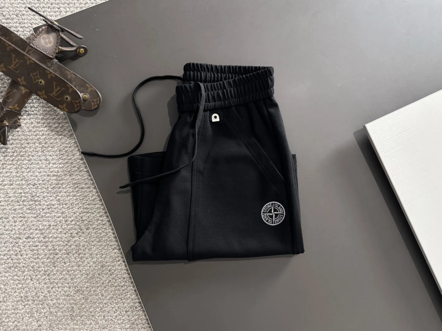 🅿️330 shipped next day P High-quality Stone Island/Stone Island 2025 spring and summer new high-definition elastic band casual solid color loose shorts, made with machines imported from Italy, two-needle seams at the hem of the trousers, fine and firm stitching, counter-customized fabrics with high breathability and comfort, impeccable details, brand element design concept, reflecting high quality. It feels delicate and soft! It presents a casual cut and the upper body shape is great! Size: S-XXL
